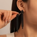 Gros plan de boucles d'oreilles pendantes géométriques noires avec strass sur mannequin - Oeil à Pampille en Strass Noir (Tige en Argent 1#)