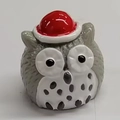 Mini-Weihnachtseule mit rotem Hut für DIY-Mikrolandschaften und Festdekorationen - Weihnachts Eule
