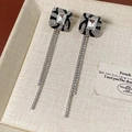 Detalle de pendientes vintage franceses de cristal cuadrado con borlas largas de plata - Pin de plata - Plata y Negro