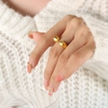 Anillo abierto de acero inoxidable bañado en oro de 18 quilates con diseño de doble bola - Talla 7 (Ajustable) / Dorado