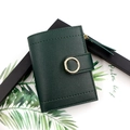 Cartera corta verde oscuro de cuero sintético con hebilla dorada redonda y acabado rugoso - Verde