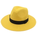 Détail d'un chapeau Panama jaune montrant la texture de paille et un ruban noir décoratif - Taille unique / Jaune