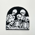 Detail der schwarzen Strickmütze mit weißem Totenkopfmuster und hochwertiger Textur - Einheitsgröße / Schwarz