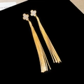 Boucles d'oreilles trèfle dorées avec zircon blanc et longues franges métalliques - Style de Gland Trèfle (91#)