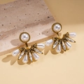 Pendientes barrocos en forma de abanico con perlas y cristales sobre mármol - Estilo de diamantes de imitación de perlas en forma de abanico (WE5381) / Oro-Blanco