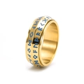 Gedetailleerde macro van gouden roestvrijstalen Viking ring met blauwe runen gravure - US 6 / Goud