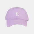Nahaufnahme einer lila Vintage-Baseballkappe mit weißem 3D-besticktem Buchstaben R - Verstellbar / Hellviolett