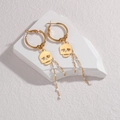 Orecchini a cerchio dorati con teschi e lunghe nappe di perline bianche su pietra - Stile Nappa di Teschio / Oro con Bianco