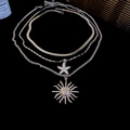 Détail d'un collier argenté à plusieurs rangs avec pendentifs étoile de mer et soleil - Argent (Ensemble de 3 pièces)