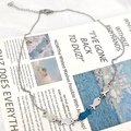 Collana a catena d'argento regolabile con tre pesci argentati e un ciondolo blu intenso - Collana Pesce Blu Controcorrente