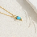 Collana dorata con pietra in resina blu ovale e dettaglio in zircone scintillante - Stile Texture Turchese Blu (XL2629)