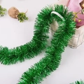 Dettaglio di una ghirlanda verde di 2 metri su un cesto per decorazioni festive e natalizie - 2M Lunghezza * 9CM Larghezza 5 Strati / Verde