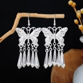Dettaglio orecchini etnici in argento con farfalla e cinque nappe geometriche - Farfalla Traforata (E2187-1) / Argento