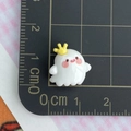 Mini fantôme en résine avec couronne jaune et joues roses, taille 1,5 cm en détail - Couronne Jaune Mini