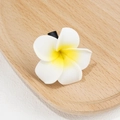Fermaglio per capelli a fiore di frangipane con petali sfumati bianco e giallo - Piccolo (circa 4,5 cm)
