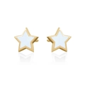 Nahaufnahme der goldenen Stern-Ohrstecker mit weißem Emaille-Inlay und Spiegelung - Weiße Sternohrstecker