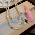 Collier de perles vintage avec pompon rose et breloque feuille dans un plateau - Rose Blanc (83# Collier)