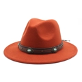 Detalle de sombrero fedora de lana naranja con piedras turquesas y banda de cuero - Rojo Ladrillo / L (58-60cm)