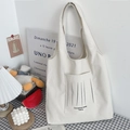 Detalle de bolso tote de lona blanca minimalista con bolsillo frontal y diseño lineal - Estilo de Bolsillo con Estampado de Líneas Blanco Roto