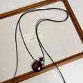 Collier flacon de parfum argenté minimaliste avec pendentif en céramique marron et cordon - Style de Traction / Bouteille Brune