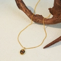 Collier vintage doré avec pendentif rond en œil de tigre sur un support en bois - Pendentif Rond Oeil de Tigre Vintage Chaîne Fine (XL-839J)