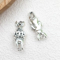 Antiker Silber-Hasenanhänger mit Spielkarte für DIY-Schmuck und Ohrring-Zubehör - Antiksilber Alice Hase (8338) / 1 Stück (8x22mm) / Antiksilber