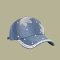 Dettaglio del motivo a foglia di strass scintillanti sul cappello da baseball in denim blu - Regolabile / Blu Denim