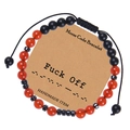 Detail eines handgemachten Morse-Code Armbands mit roten Achatperlen und Kordelzug - FUCK OFF