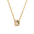 Collana in acciaio inossidabile placcato oro con ciondolo lettera D e diamanti su sfondo bianco - Oro - Lettera D