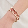 Luxe hartvormige gouden armband met glinsterende rode en witte steentjes voor dames - Brede Armband met Opengewerkt Hart (BS-J5477G)