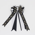 Détail du nœud équestre avec imprimé de chaîne de mors dorée sur ruban satiné - Pince à cheveux / Épissage Noir Blanc