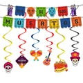 Détail de la bannière Dia de los Muertos et suspensions colorées avec motifs de crânes - Kit Banderole Spirales