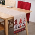 Dettaglio del runner da tavola natalizio con stampa di gnomi e quadri rossi e neri - Color Lino Tre Rudolphs / Beige