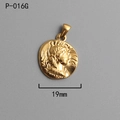 Dettaglio di un ciondolo moneta romana dorata da 19mm con incisione di ritratto a rilievo - P-016G