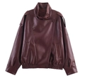 Détail d'une veste en similicuir bordeaux avec col montant et texture PU grainée - XS / Bordeaux
