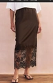 Dettaglio della gonna midi in raso marrone con bordo in pizzo nero e trama liscia e lucida - S / Marrone Scuro