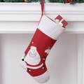 Calza di Natale rossa con Babbo Natale e bordo in maglia appesa al caminetto - Babbo Natale sogghignante
