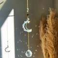 Acchiappasole a forma di luna con ametista, sfera di cristallo e catena dorata - Acquamarina