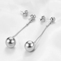 Pendientes de bola plateada de 10mm con cadena de serpiente larga en seda blanca - Color Acero