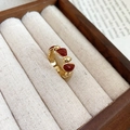 Makroaufnahme von 14k vergoldetem Ring mit roten Herz-Emaille in einer Samtbox - Retro Rotes Herz Stil (2#戒指-红色(真金电镀))