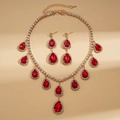 Dettaglio di set gioielli con gocce di pietre rosse e finitura dorata per matrimoni - Collana-Rosso (Set da 2 Pezzi)