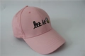 Casquette de baseball rose avec broderie 'let it' noire et icône de petite abeille - Adulte / Petite Abeille Rose