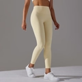 Dettaglio dei leggings da yoga color crema a vita alta con tessuto senza cuciture fit - XS / Albicocca Chiaro