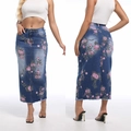 Gonna lunga in denim blu scuro aderente con stampe floreali rosa e orlo a taglio vivo - S / Rosa