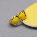 Gros plan détaillé de la bague double cœur dorée avec finition émail jaune - Ouvert Réglable / Jaune
