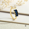 Detailansicht eines goldenen Rings mit blauen Edelsteinen und weißem Zirkonia-Stein - Einstellbar Offen / Blau-Weiße Stein-Stil (RG0628-D)