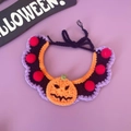 Detailopname van de handgemaakte Halloween-halsband voor huisdieren met pompoengezicht - Pompoen Rode Bal Sjaal