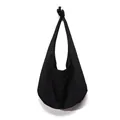 Dettaglio di una borsa hobo in tela nera con decorazione a nodo sulla tracolla della borsa - Tela Nera