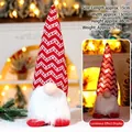 Lichtgevende rode gebreide kerstkabouter pop 48cm hoog voor tafeldecoratie in huis - Verlicht - Rood-witte golven (D-403-A)
