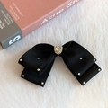 Pince à cheveux élégante en satin noir avec un strass brillant en forme de cœur au centre - Noir